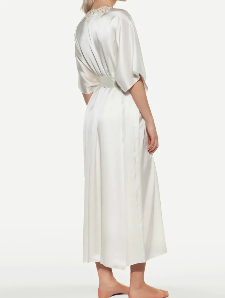 La Perla Bata Larga De Seda Blanquecina Con Macramé